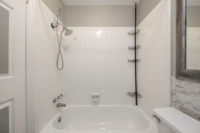Building Photo - Great Location - Leafy Sandy Condo