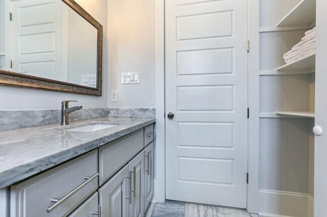 Building Photo - 1212 Carondelet St