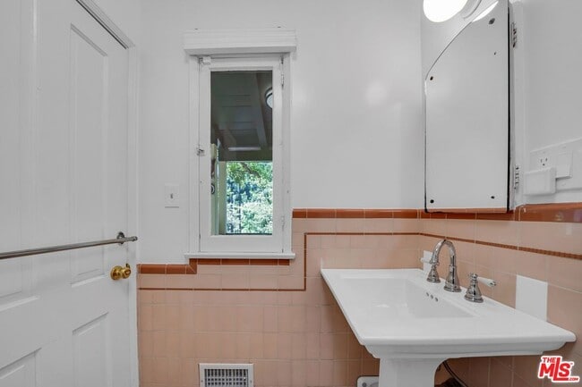 Building Photo - 7503 Willow Glen Rd