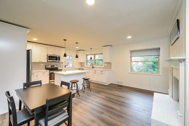 Building Photo - Available Fall Semester or Short Term rental!