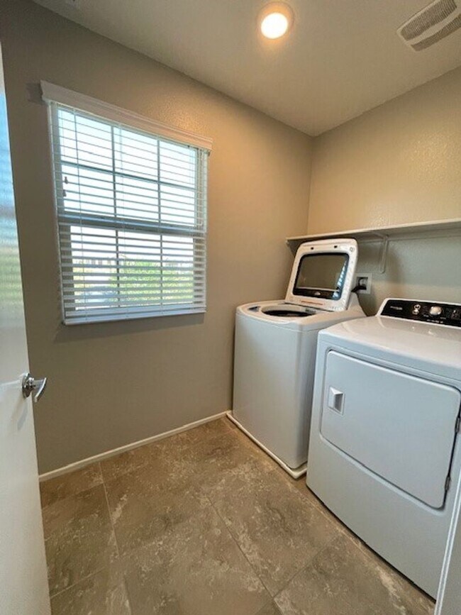 Building Photo - Beautiful South West Home-Coming Soon-8/21/26!