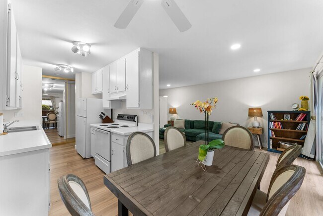 Building Photo - Beautiful 2BD/2BA Condo in Prime Pacific B...