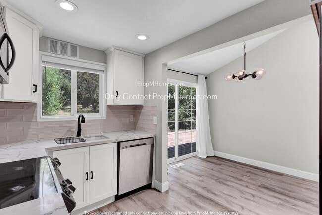 Building Photo - Charming Portland Retreat: Spacious Home w...