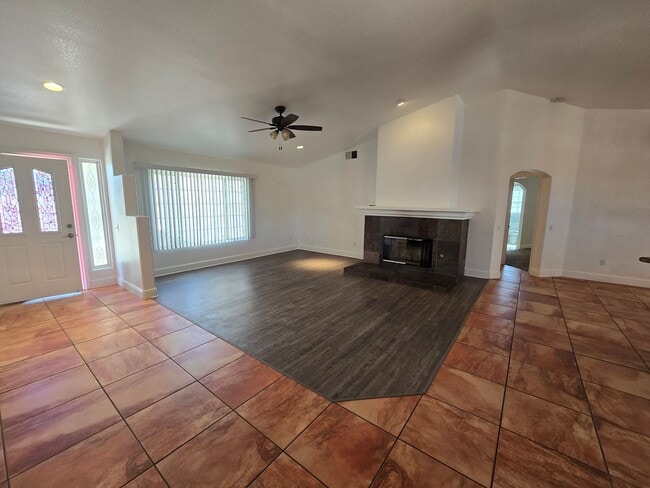 Building Photo - Beautiful, Huge 3 Bedroom in JT!!