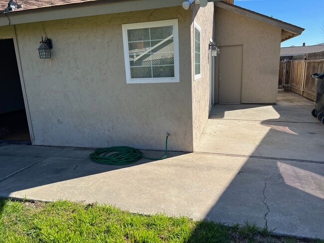 Building Photo - Northeast Hanford 3 bedroom 2 bath with la...
