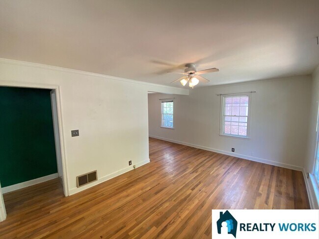 Building Photo - Charming 2 (+1) Bed Home!