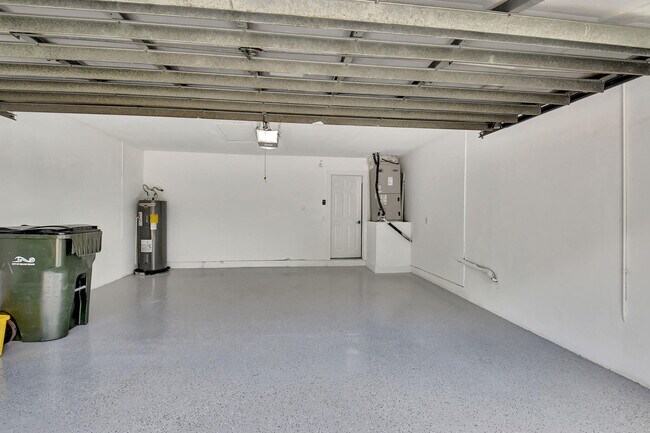 Building Photo - 915 Sunflower Ave