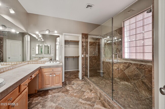 Building Photo - 1453 E Saragosa St