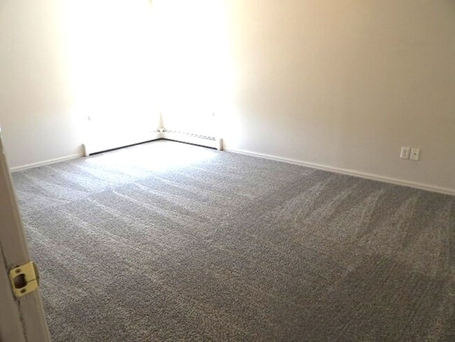 Building Photo - 4 bed/2.5 bath Single Family Home