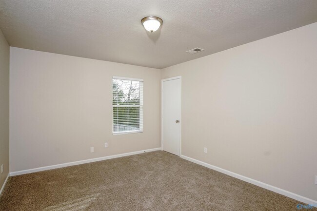 Building Photo - 202 Valleyside Dr NE