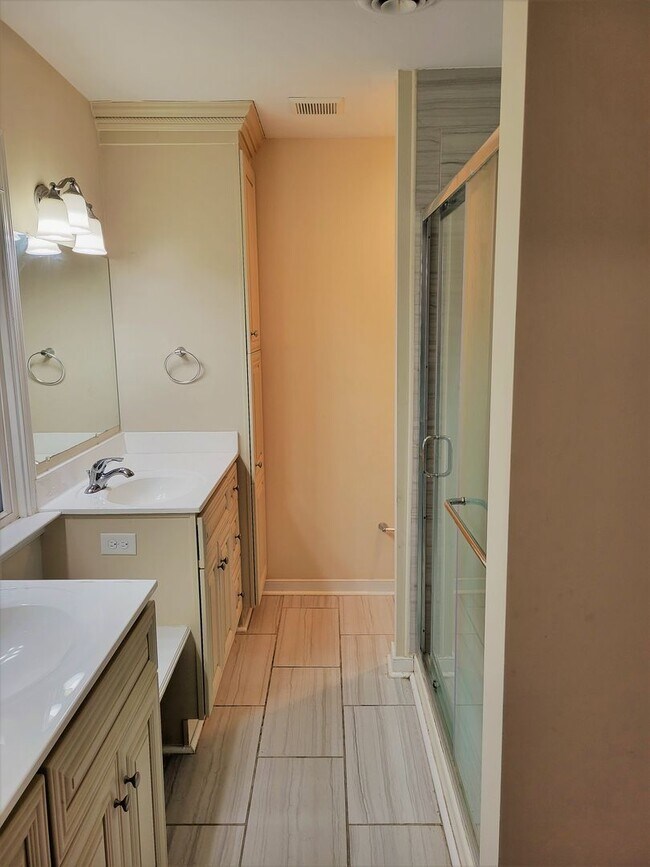 Building Photo - Huge 5 bedroom upgraded Colonial with larg...