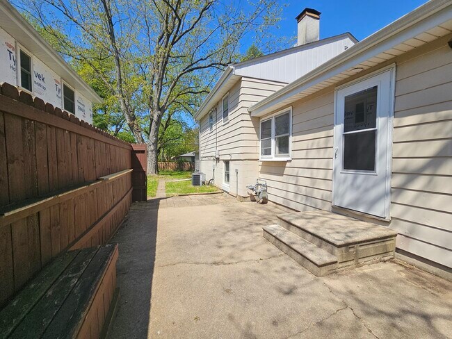 Building Photo - 711 Warwick Ave