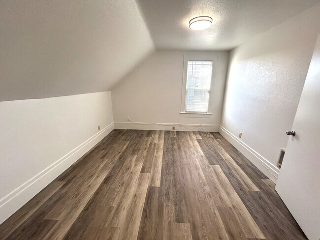 Building Photo - Thompson2