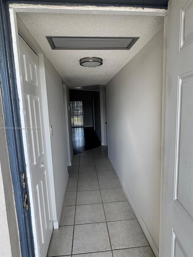 Building Photo - 8010 N Colony Cir
