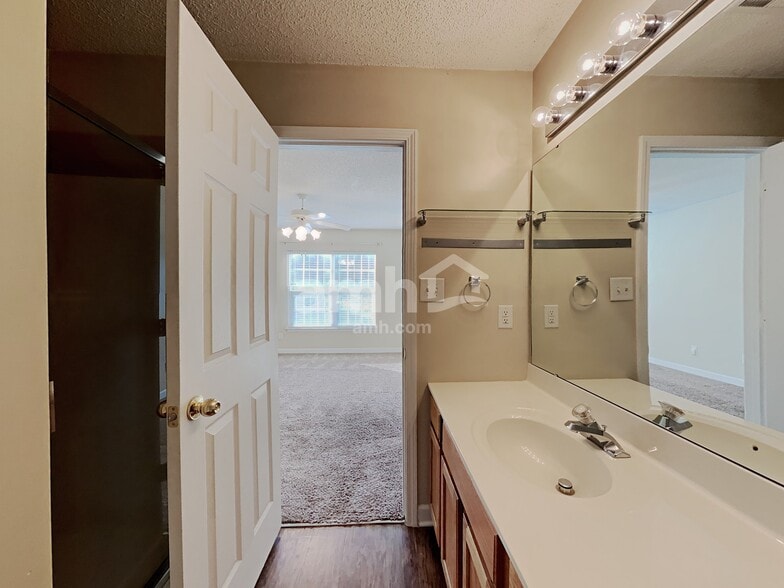 Building Photo - 2208 Thorn Crest Dr