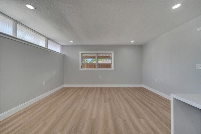 Building Photo - 2303 Bonneville Dr