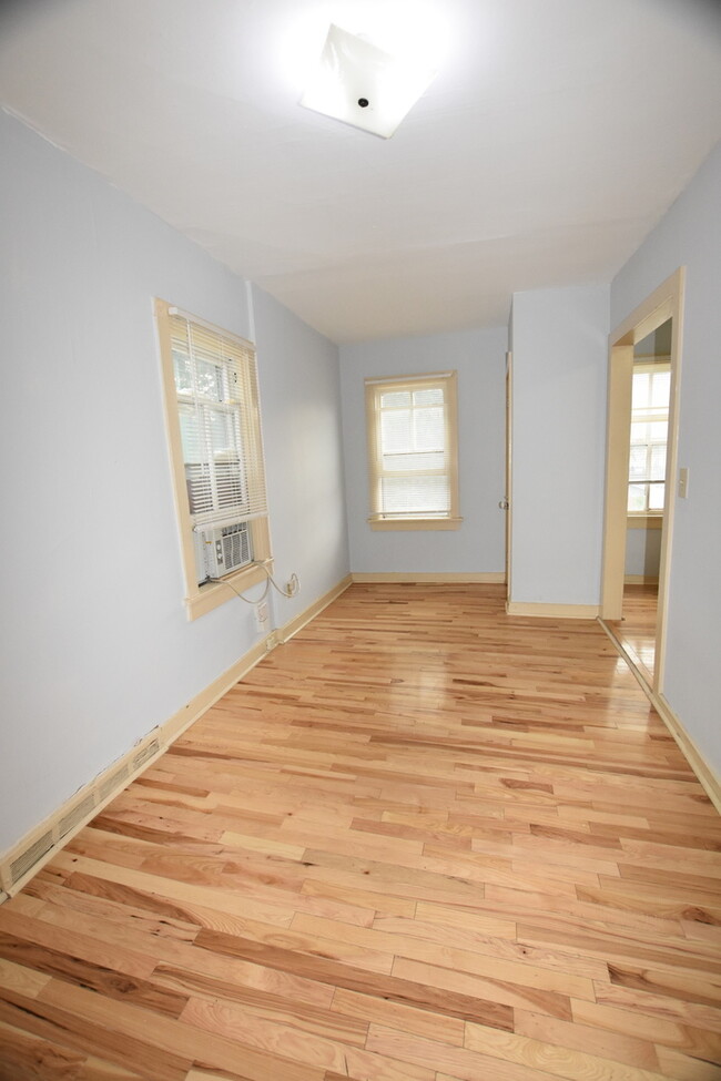 Building Photo - 457 Talma St