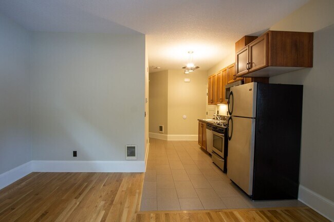 Building Photo - Gorgeous Top-Floor One-Bed with Amazing Balcony Space!