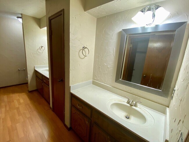 Building Photo - Storm Shelter! 3 bed 2 bath 2 car garage h...