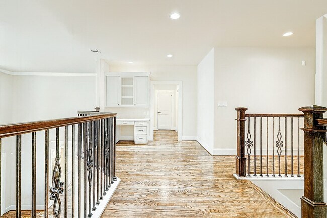 Building Photo - 1418 Du Barry Ln