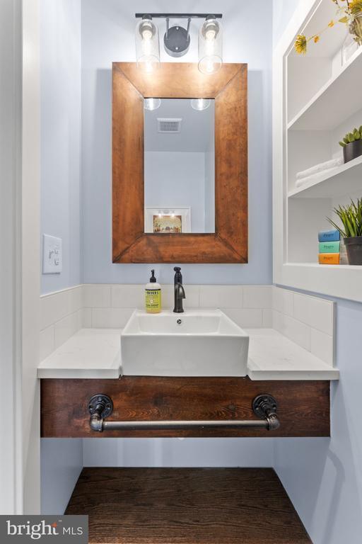 Building Photo - 705 Kentucky Ave SE