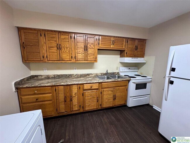 Building Photo - 1538 E 8th St