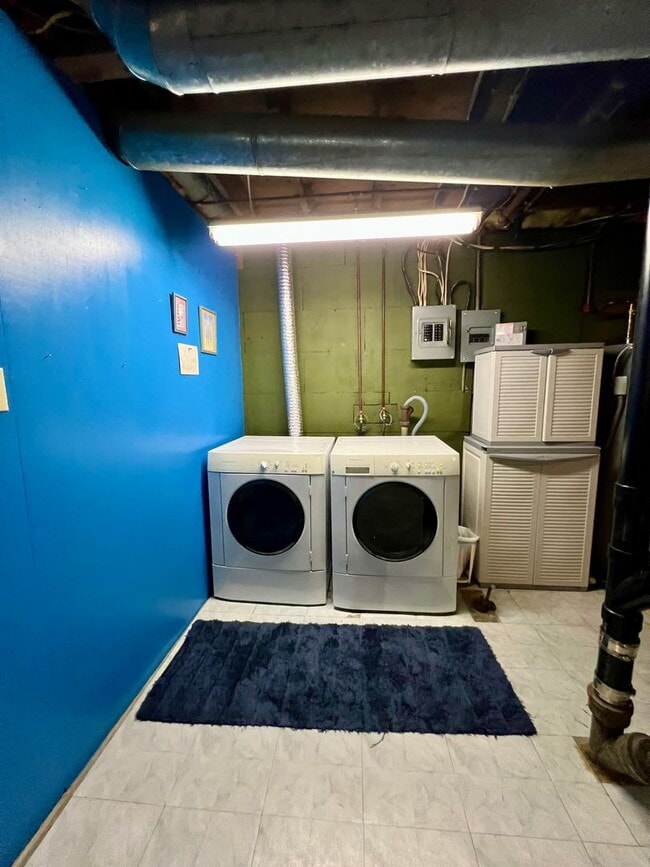 Building Photo - Available Nov 1st / Furnished / 1-Car Gara...