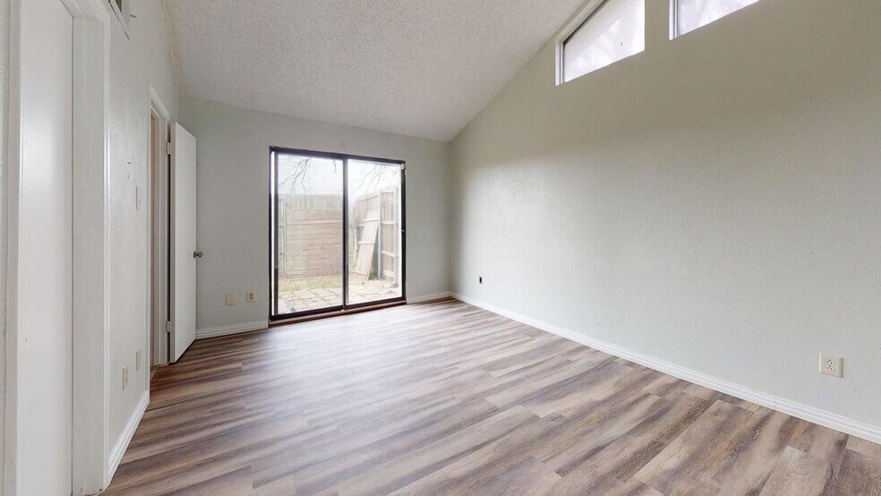 Building Photo - 5330 Daytona Dr