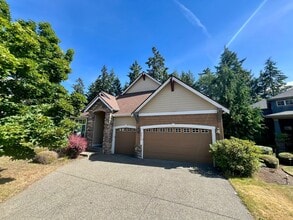 Building Photo - Spacious Home on Golf Course  - All Bedrooms En Suite