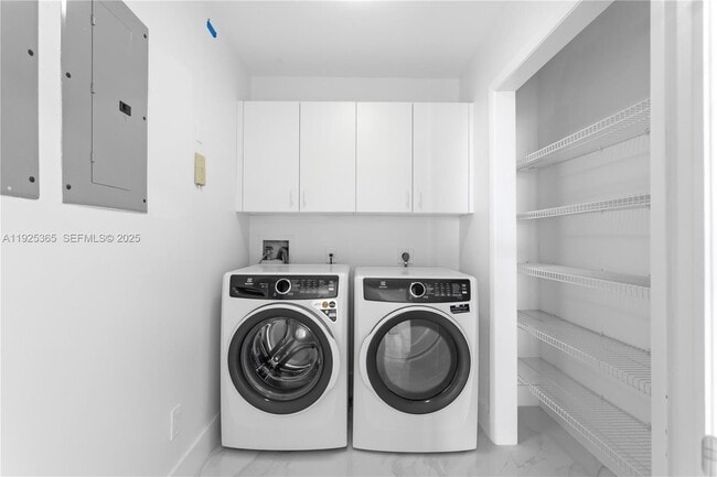 Building Photo - 2000 Island Blvd