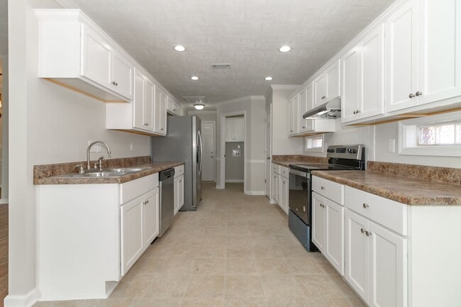 Building Photo - Ranch Near Gate 6