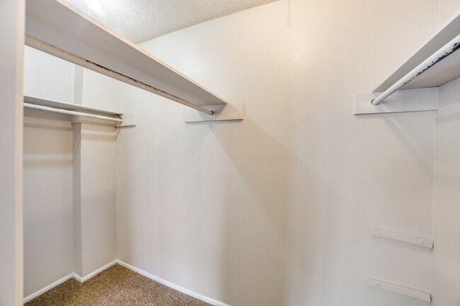 Building Photo - Charming 2-bedroom, 1.5 bath townhome in t...