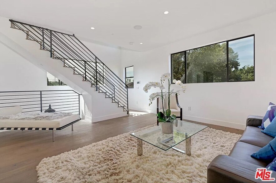 Building Photo - 6077 Hargis St