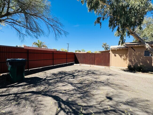 Building Photo - 2643 N Alvernon Way