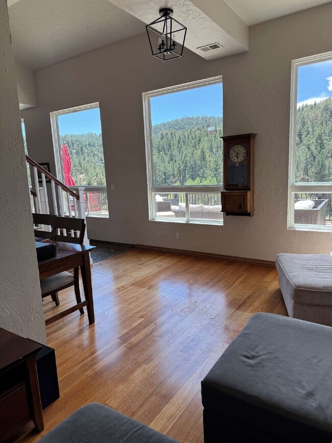 Building Photo - "Charming 4-Bed Oasis with 3 Full Baths and 2,275 Sq Ft of Comfort in Evergreen, CO!"