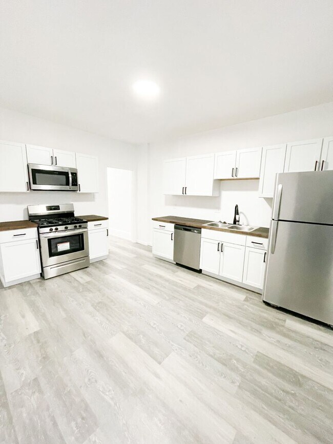 Building Photo - AVAILABLE MAY 2026 - Completely Renovated 2 Bedroom Home!