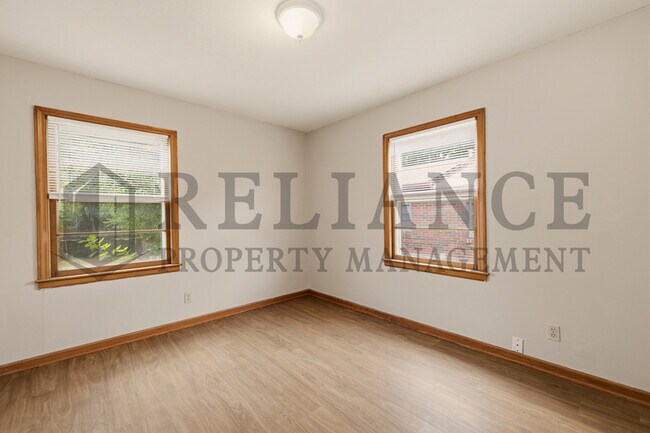 Building Photo - 374 N Hillcrest St
