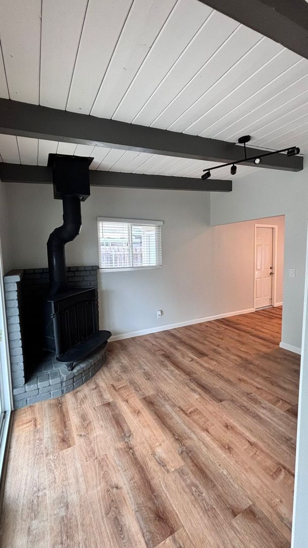 Building Photo - Beautiful 3 Bedroom/2 Bath Single Family H...