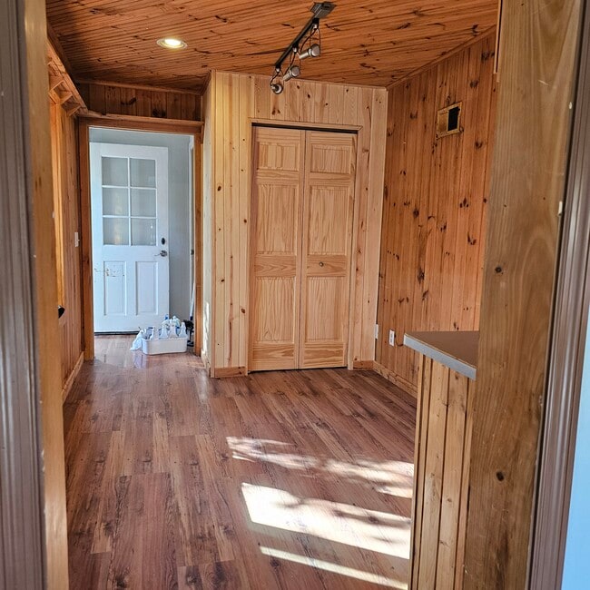 Building Photo - 655 S 7th Ave