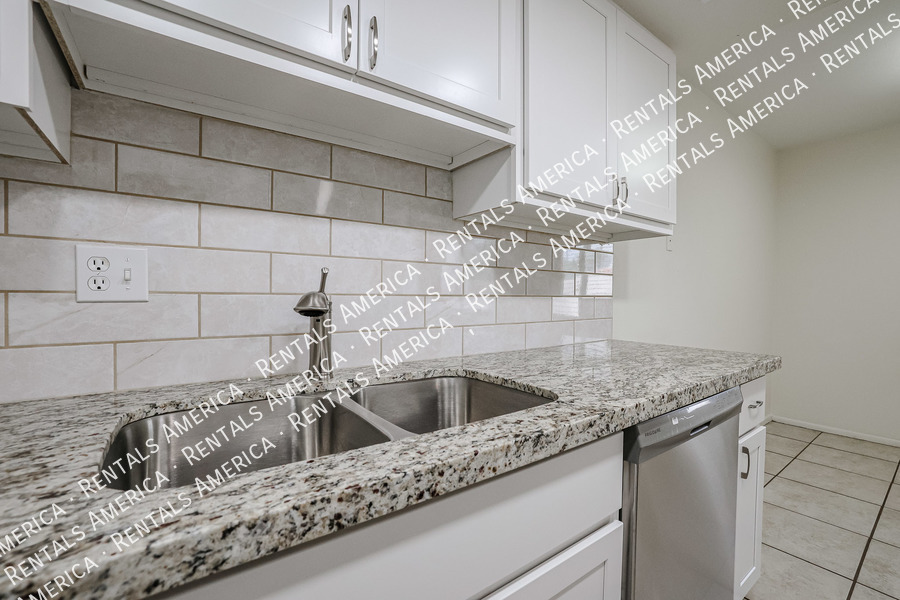 Building Photo - 5206 N 42nd Dr
