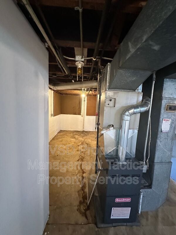 Building Photo - 906 E 232nd St