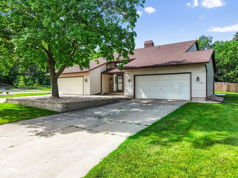 Building Photo - 2596 Parkwood Dr