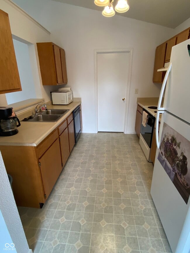 Building Photo - 5251 Bluff View Dr