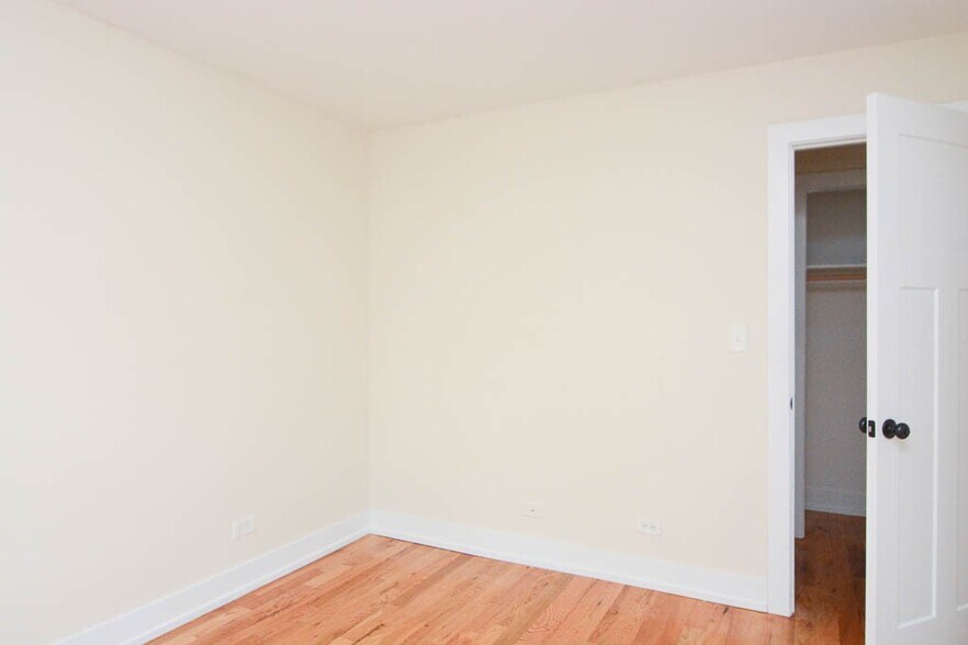 Building Photo - 560 W Arlington Pl