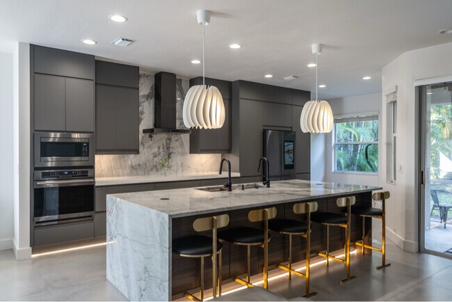 Building Photo - 9841 Colonial Walk S