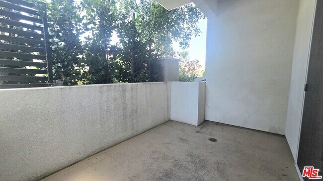 Building Photo - 1530 S Hayworth Ave