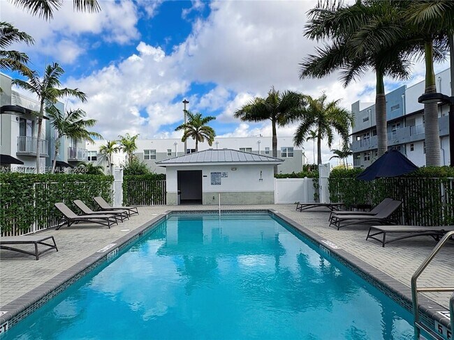 Building Photo - 440 NE 35th Ct