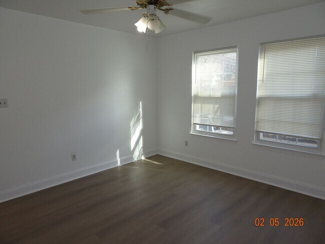 Building Photo - 3 Bedrooms, 2 Full Bathrooms Duplex