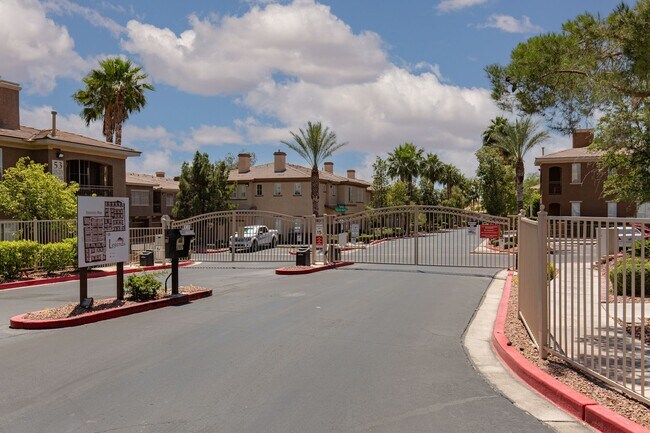 Building Photo - NW townhome with 2 car garage in gated community.