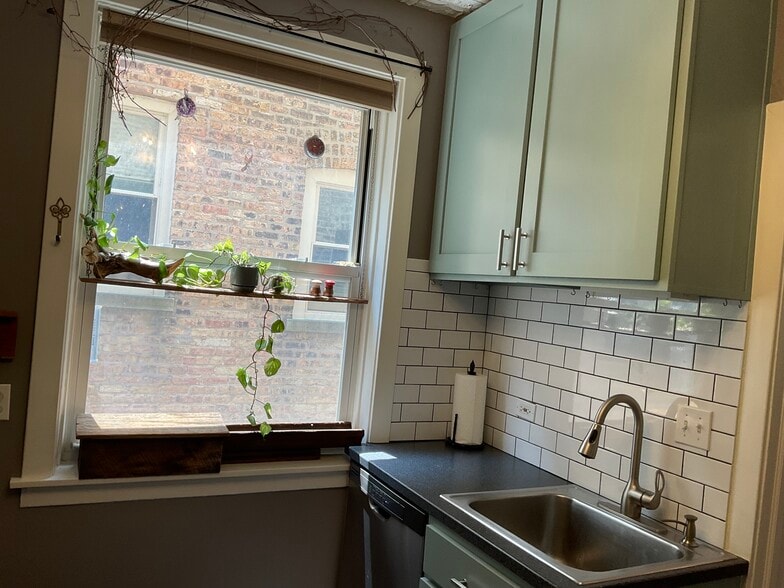 The huge window in the kitchen provides lots of fresh lighting - 825 Forest Ave